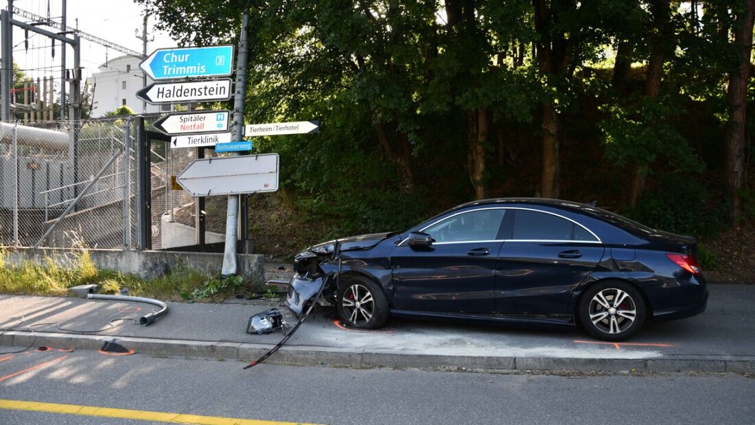 Gegen diesen Kandelaber prallte der fahrunfähige Lenker mit seinem Auto morgens kurz nach sechs Uhr. 20260531143900012.jpg