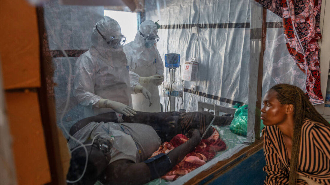 ARCHIV - Gesundheitspersonal versorgt einen Ebola-Patienten im Behandlungszentrum Rwampara. Foto: Moses Sawasawa/AP/dpa 20260626095909367.jpg