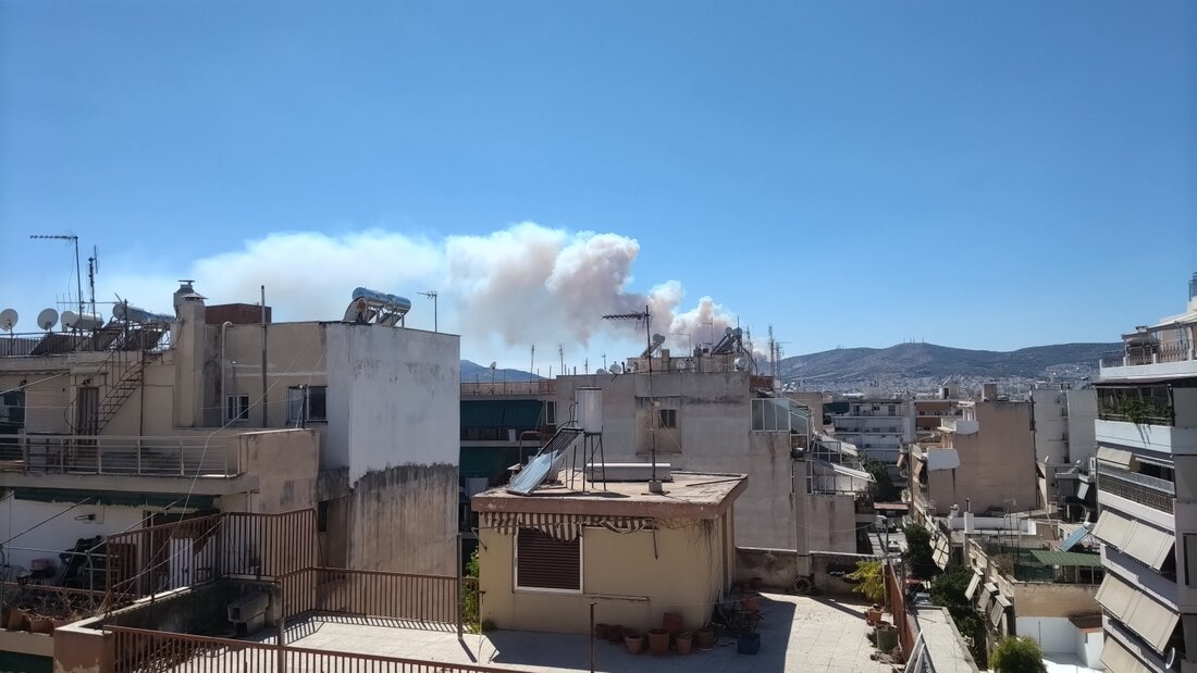 Dicke Rauchschwaden eines Waldbrandes steigen im Westen der griechischen Hauptstadt auf. Große Waldbrände halten die Einsatzkräfte in Griechenland weiter in Atem. Foto: Takis Tsafos/dpa 20260801031054207.jpg