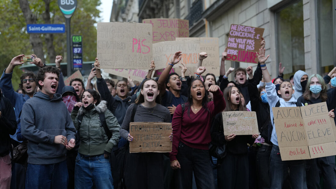 Schüler skandieren vor einem blockierten Gymnasium Parolen, um gegen die mangelnde Ausstattung der Schulen zu protestieren. Foto: Thibault Camus/AP/dpa 20261007201727812.jpg
