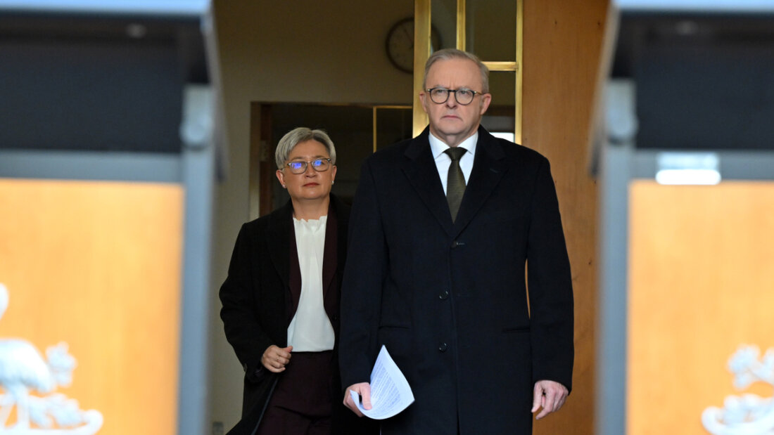 Australiens Außenministerin Penny Wong (l) und Premierminister Anthony Albanese treffen zu einer Pressekonferenz im Parlamentsgebäude in Canberra ein. Nach Frankreich und Kanada will auch Australien Palästina als Staat anerkennen. Foto: Mick Tsikas/AAP/dpa 20250811124744011.jpg