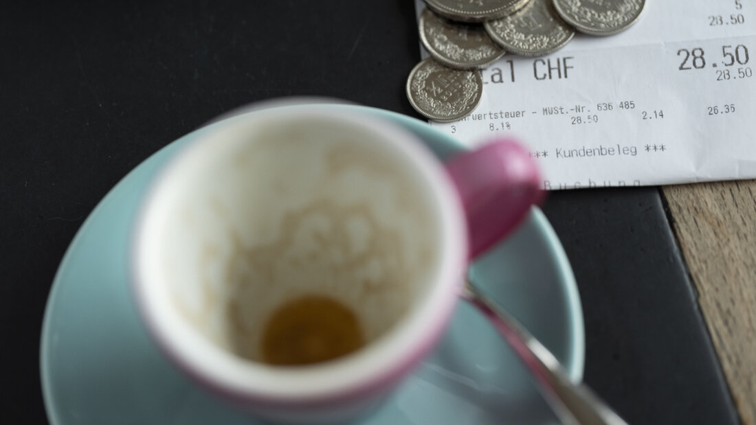 Eine "Blick"-Umfrage zeigt die ablehnende Haltung der Schweizer Bevölkerung gegenüber einer allfälligen Erhöhung der Mehrwertsteuer für die Armee oder die 13. AHV-Rente. (Archivbild) 20260210025212298.jpg