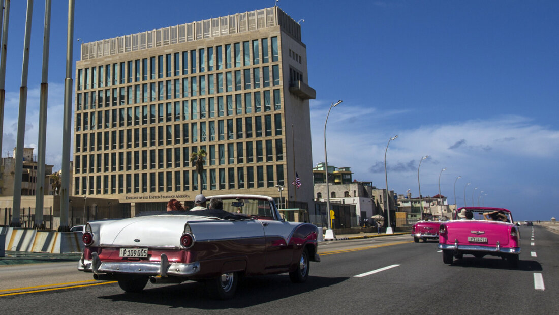 ARCHIV - Touristen fahren in klassischen Cabriolets auf dem Malecon an der Botschaft der USA vorbei. Foto: Desmond Boylan/AP/dpa 20260321090609648.jpg