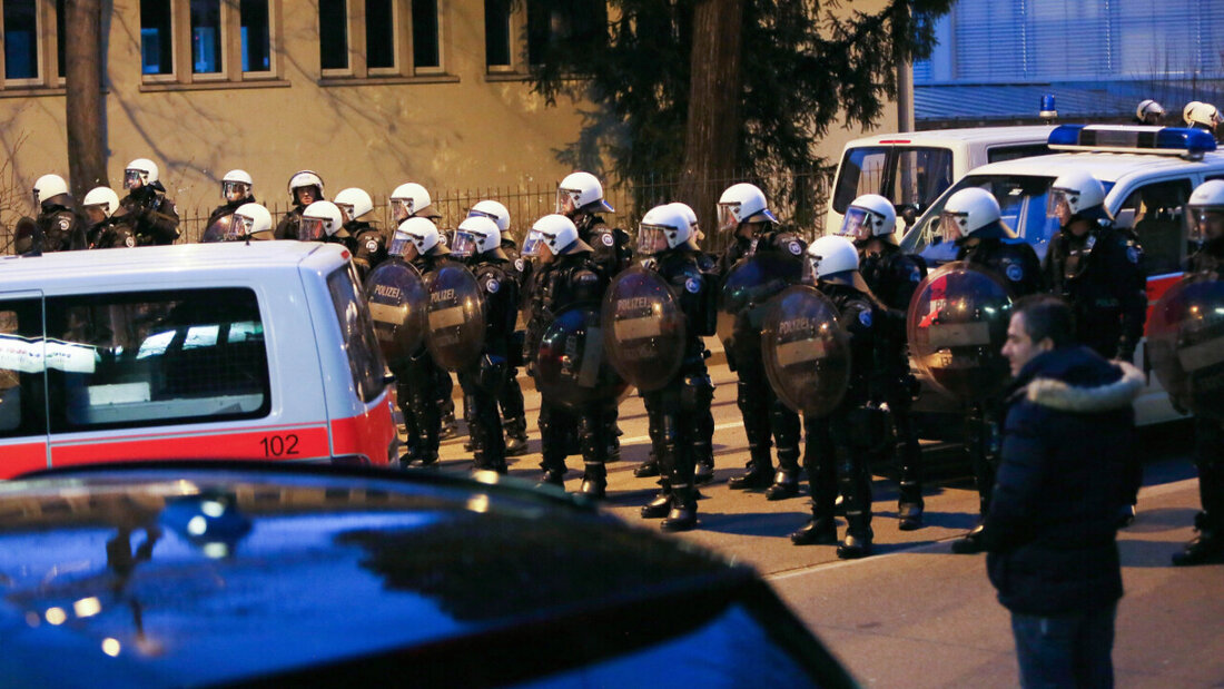 In Zürich ist in der Nacht auf Sonntag ein Polizeieinsatz eskaliert. Ein Polizist trug Verletzungen davon, als Angreifer die Beamten mit Gegenständen bewarfen. (Archivbild) 20260524114526483.jpg