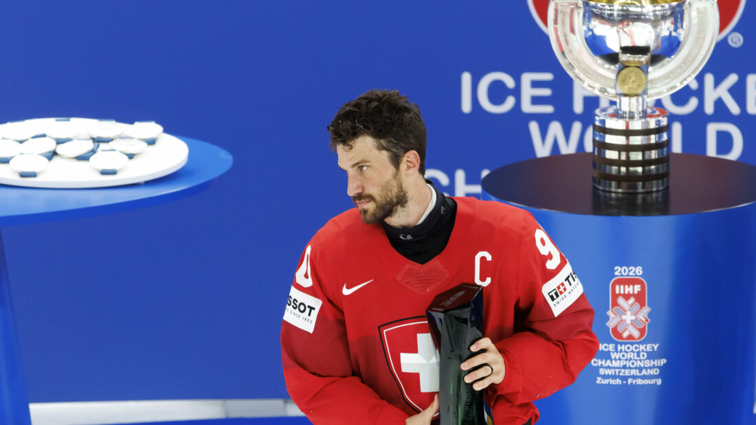 Tolle Auszeichnung in einem bitteren Moment: Roman Josi nimmt den MVP-Award entgegen 20260531232742719.jpg