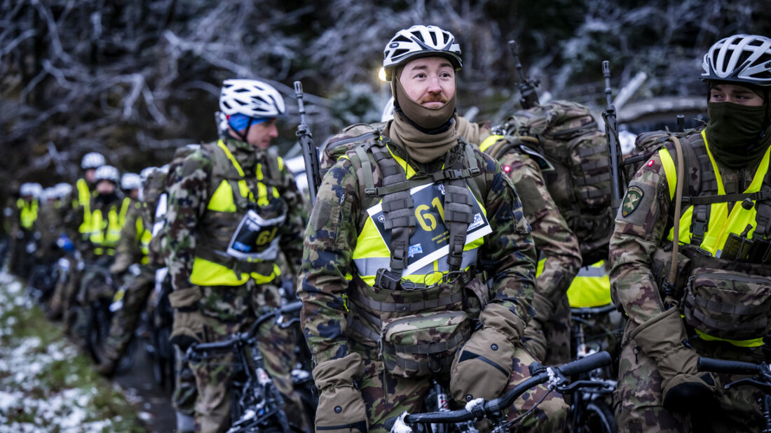 Startschuss zu Militärwettkampf: Armeeangehörige auf Velos in Lavey-Morcles VD. 20251121150329706.jpg