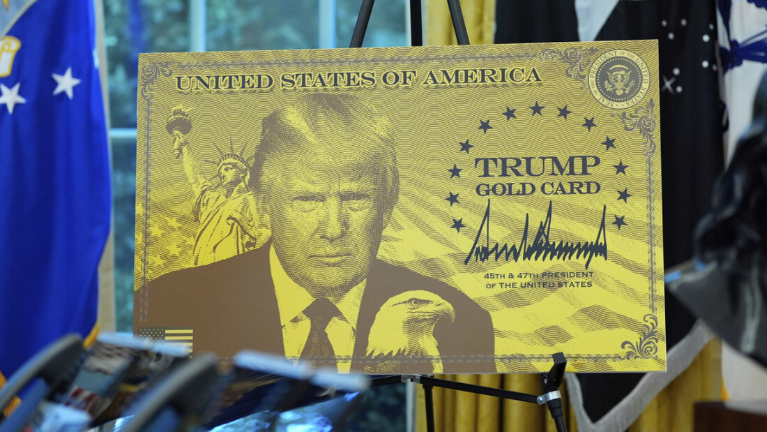 ARCHIV - Ein Poster mit der Trump Gold Card ist abgebildet, während US-Präsident Donald Trump im Oval Office des Weißen Hauses spricht. Foto: Alex Brandon/AP/dpa 20251211020824182.jpg