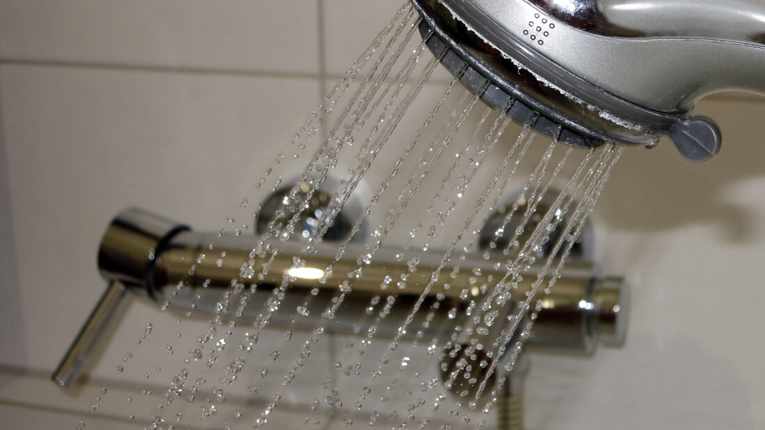 Ansteckungsort Dusche: Legionellen vermehren sich
besonders gut bei Temperaturen zwischen 25 und 45 Grad Celsius und gelangen durch eingeatmete Aerosole in den Körper. (Archivbild) 20260221093040914.jpg