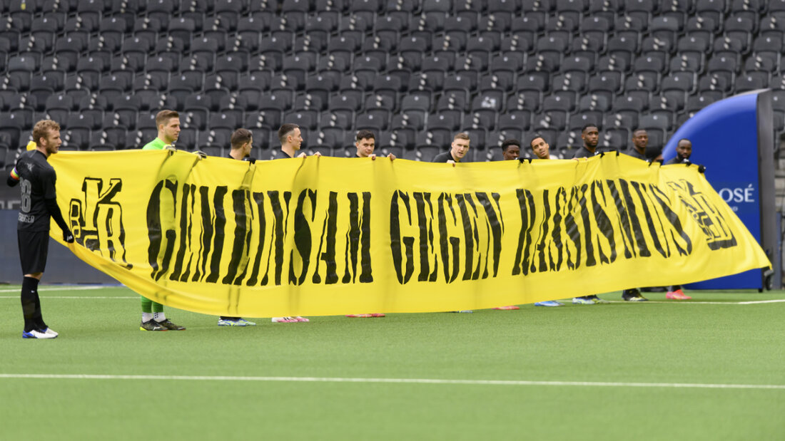 Rassismus ist aus dem Schweizer Fussball immer noch nicht verschwunden. In dieser Szene aus dem Jahr 2021 setzen die YB-Spieler ein Zeichen 20260409094046680.jpg