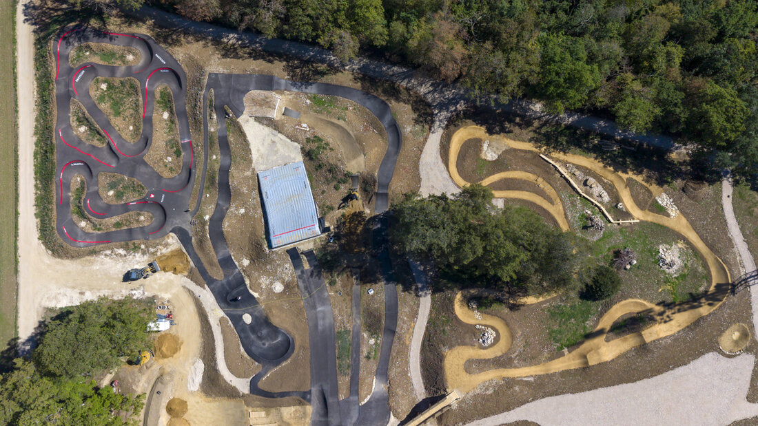 Luftaufnahme vom Jura Bike Park in Pruntrut JU mit den Pumptracks, zwei Jump-Strecken und Flowtrail- und Skilltrail-Strecken (von links). 20260905095333478.jpg