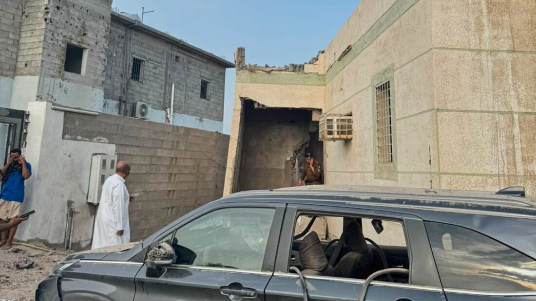 HANDOUT - Dieses von der Saudi Press Agency zur Verfügung gestellte Foto zeigt Schäden an einem Gebäude, nachdem an der südlichen Grenze zum Jemen ein Geschoss eingeschlagen war. Foto: Uncredited/Saudi Press Agency/AP/dpa - ACHTUNG: Nur zur redaktionellen Verwendung und nur mit vollständiger Nennung des vorstehenden Credits 20260915112827517.jpg