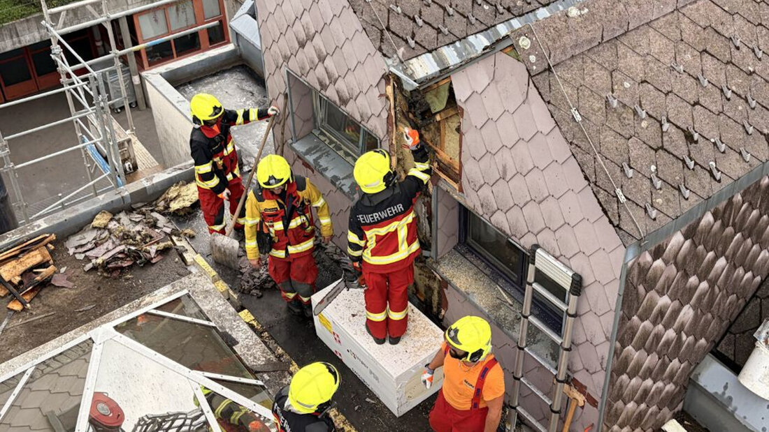 Die Kantonspolizei St. Gallen vermutet, dass der Brand eines Dachstocks in Ernetschwil SG im Zusammenhang mit Dacharbeiten steht. 20260917103253213.jpg