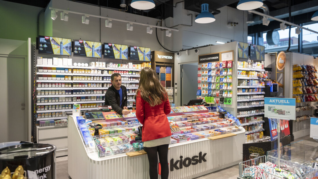 Die Kiosk-Betreiberin Valora nahm im ersten Halbjahr mehr ein mit Lebensmitteln und Tabakwaren. (Archivbild) 20250820130823128.jpg