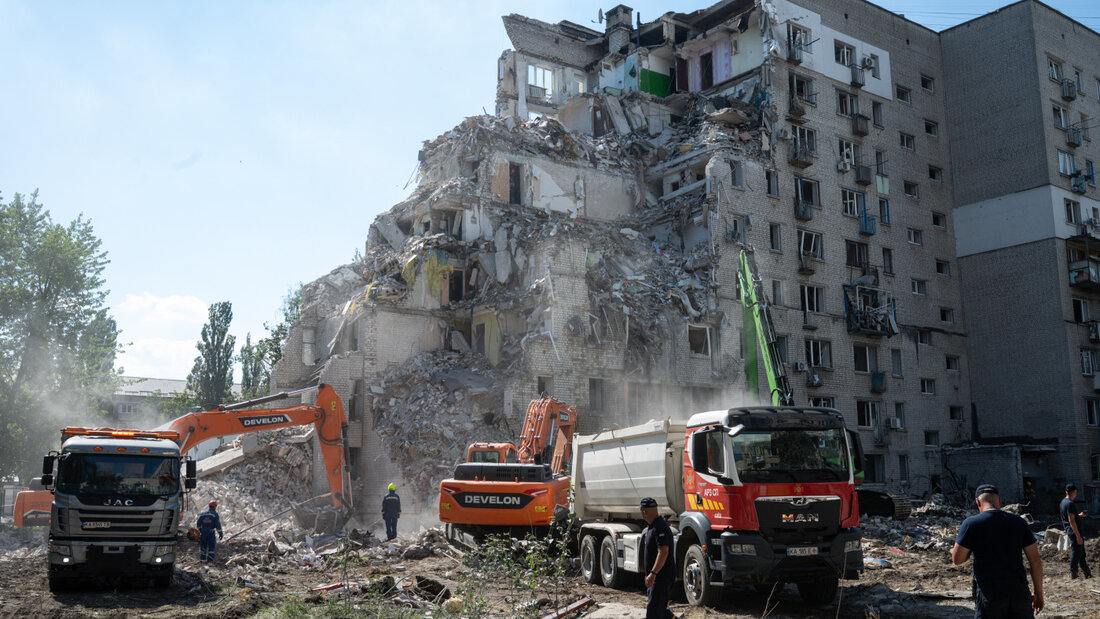 dpatopbilder - Rettungskräfte räumen Trümmer in Kiew weg, nachdem bei einem Luftangriff Wohnhäuser getroffen wurden. Foto: Danylo Antoniuk/AP/dpa 20260702175227566.jpg
