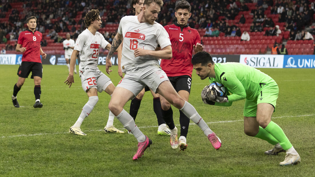 Simon Simoni (rechts) fängt den Ball im Testspiel der U21-Teams von Albanien und der Schweiz 20260721183325289.jpg