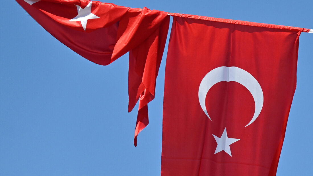 ARCHIV - Eine türkische Flagge weht vor blauem Himmel im Wind, während eine zweite Flagge aufgewickelt daneben hängt. Foto: Anna Ross/dpa 20260807153545982.jpg