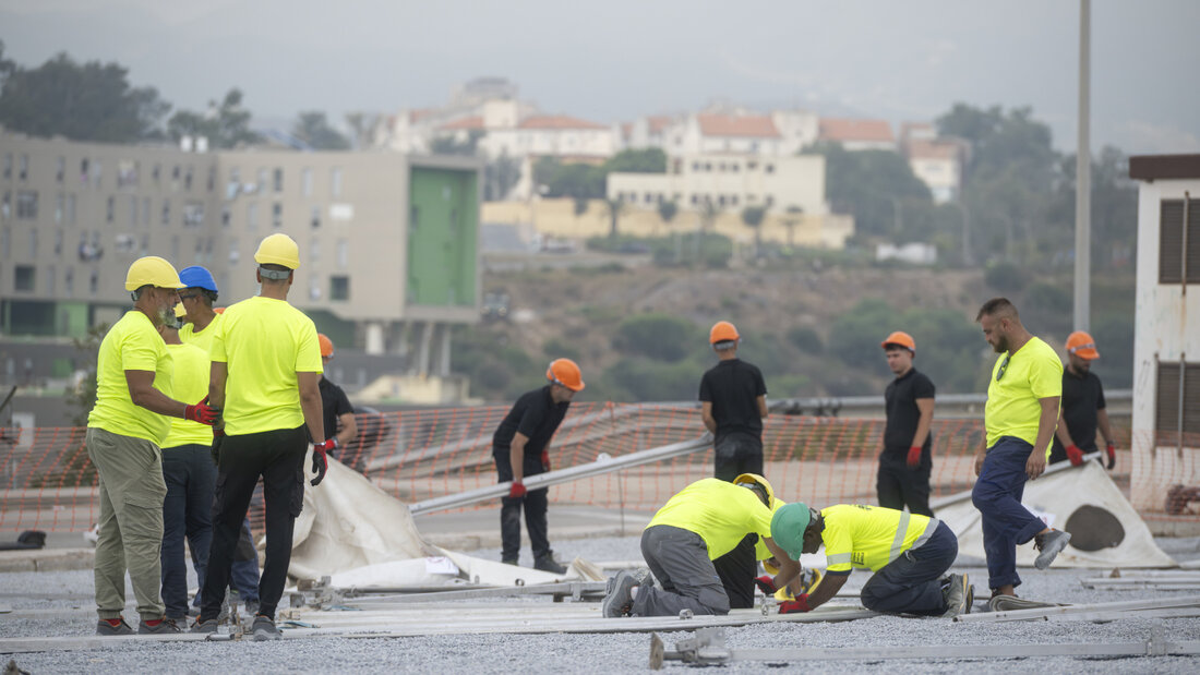 Arbeiter bauen im Stadtteil Los Rosales in der spanischen Exklave Ceuta Zelte für eine neue Aufnahmeeinrichtung für Migranten auf. Die neue Einrichtung soll rund 900 Migranten aufnehmen können. Foto: Marcos Moreno/EUROPA PRESS/dpa 20260905162232222.jpg