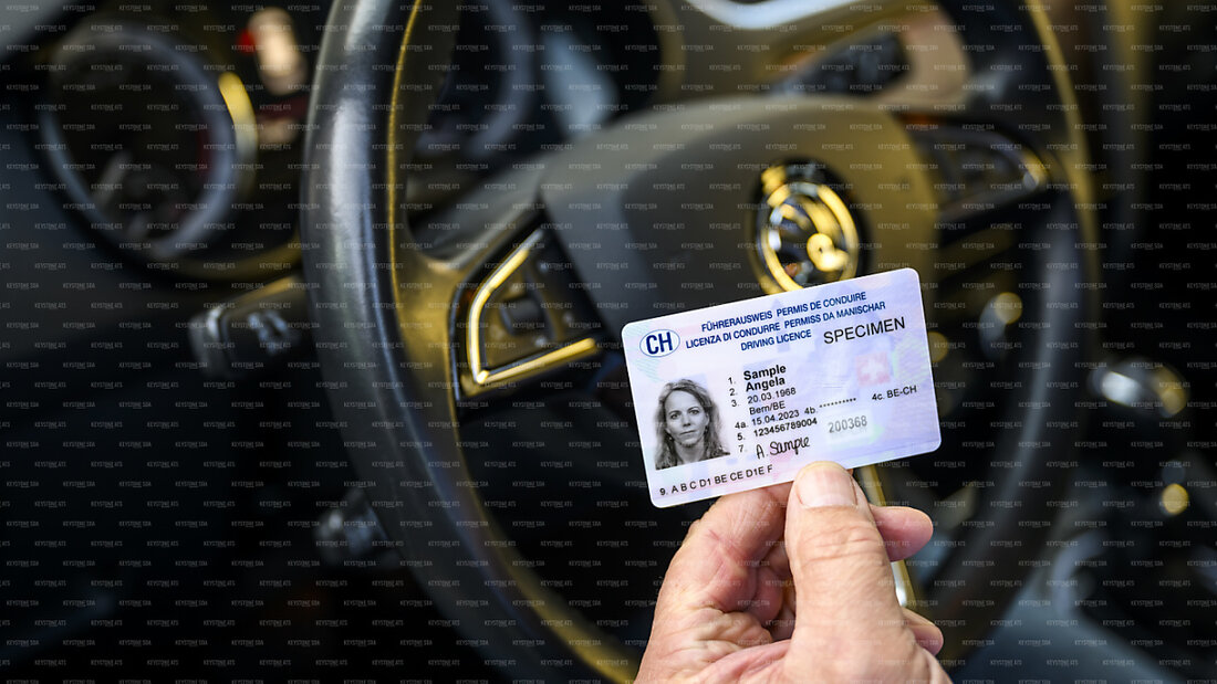 Kreditkartenformat obligatorisch: Ab November ist der alte blaue Führerschein auf Papier nicht mehr gültig. (Archivbild) 20240914100021466.jpg