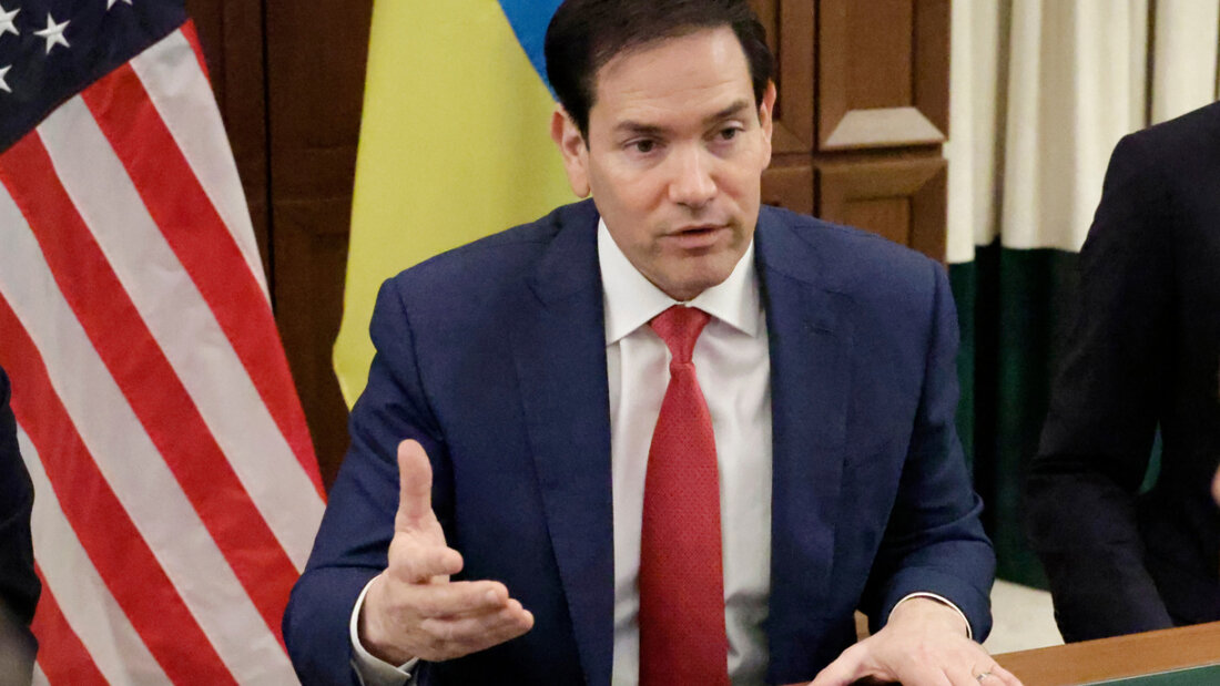 US-Außenminister Marco Rubio spricht während eines Treffens mit ukrainischen Vertretern. Foto: Terry Renna/AP/dpa 20251130222218715.jpg