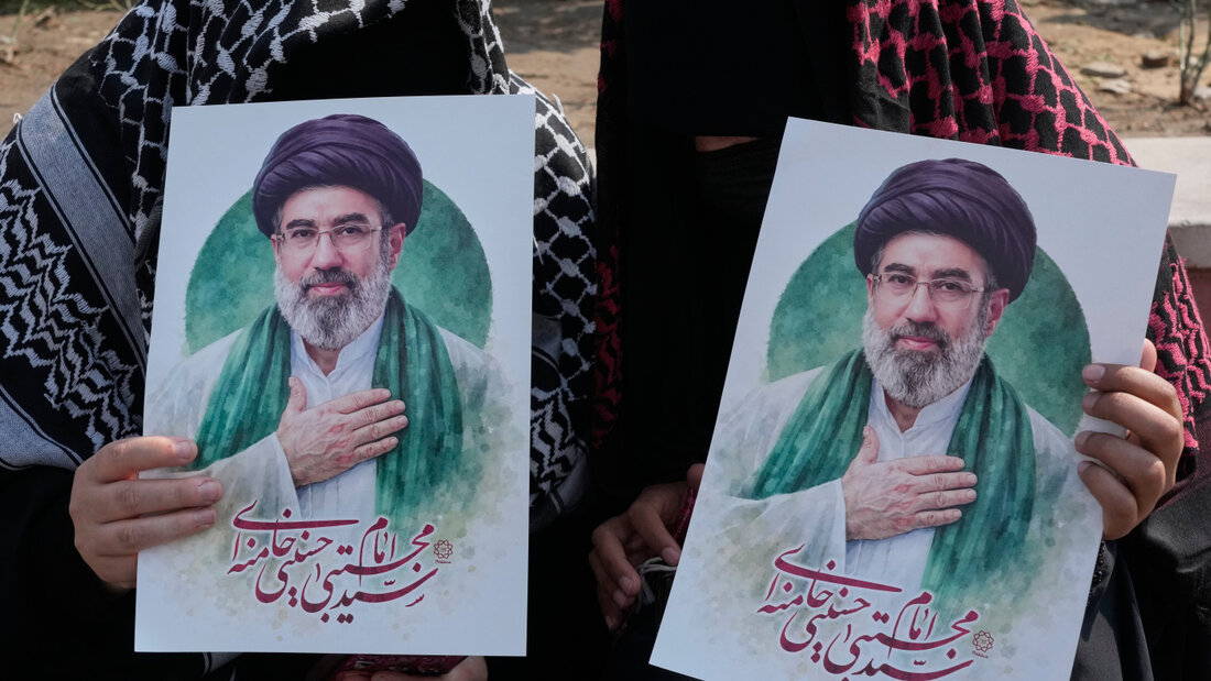 ARCHIV - Frauen halten Plakate des iranischen Staatsoberhaupts Modschtaba Chamenei auf dem Platz der Islamischen Revolution in Teheran. Foto: Vahid Salemi/AP/dpa (Archivbild) 20260830090700673.jpg