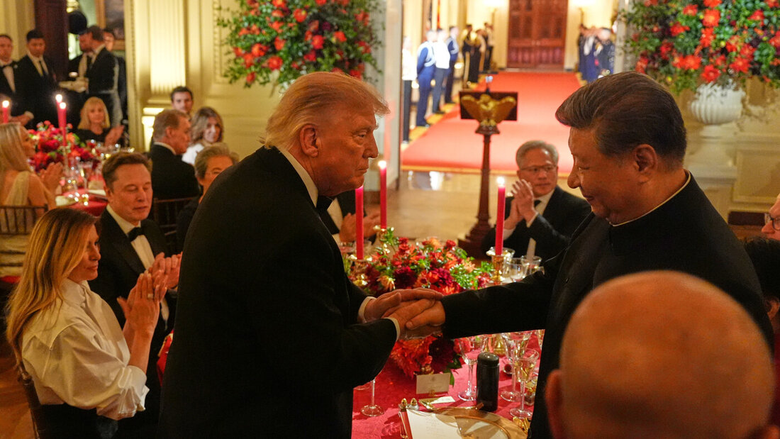US-Präsident Donald Trump gibt dem chinesischen Präsidenten Xi Jinping im East Room des Weißen Hauses während eines Staatsbanketts die Hand. Foto: Alex Brandon/AP/dpa 20260925052638724.jpg