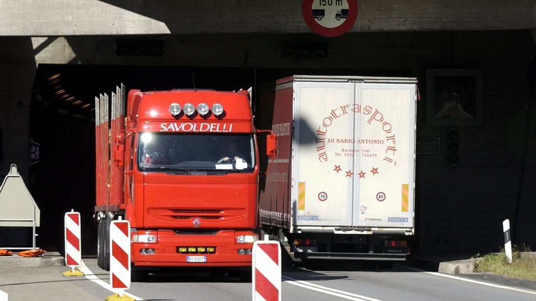 Das Verlagerungsziel im alpenquerenden Güterverkehr wird weiterhin verfehlt: Lastwagen am Südportal des Gotthardtunnels. (Archivbild) 20251119133206381.jpg