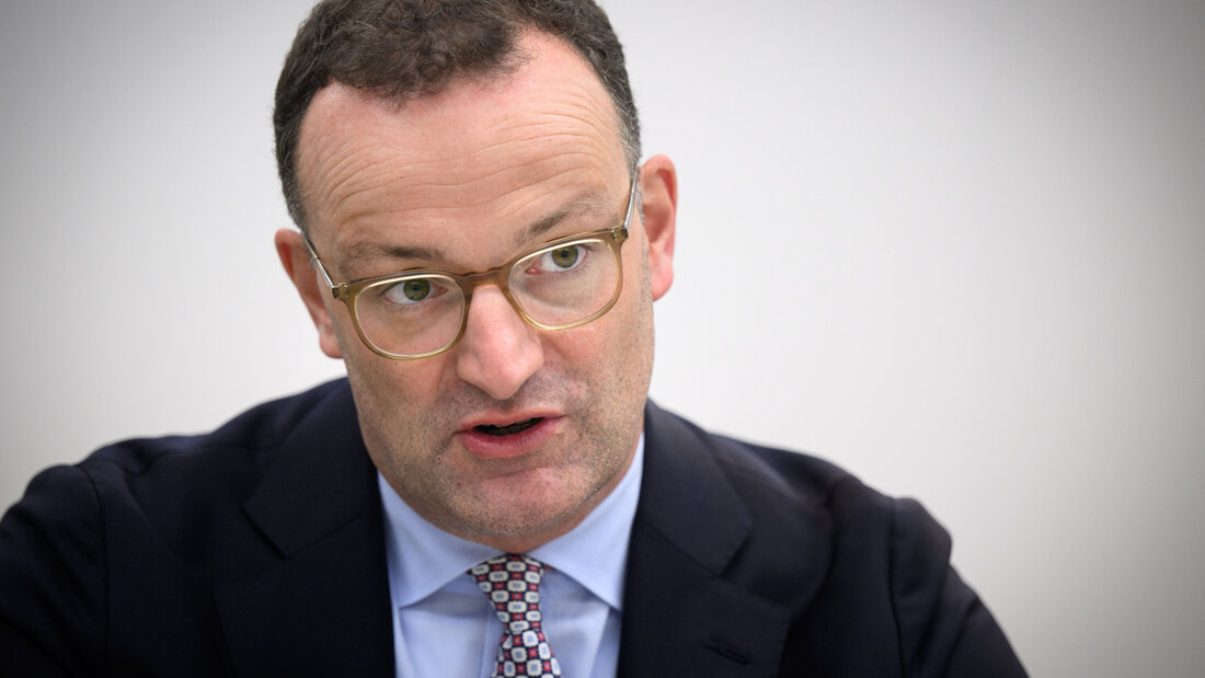 ARCHIV - Jens Spahn (CDU), Vorsitzender der CDU/CSU-Bundestagsfraktion, sitzt bei einem Gespräch mit der Deutschen Presse-Agentur dpa im Newsroom der Nachrichtenagentur. Foto: Bernd von Jutrczenka/dpa 20260718133443858.jpg