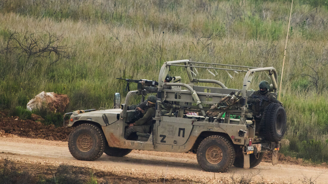 ARCHIV - Israelische Soldaten fahren im Südlibanon, vom Norden Israels aus gesehen. Foto: Ariel Schalit/AP/dpa 20260806083026564.jpg
