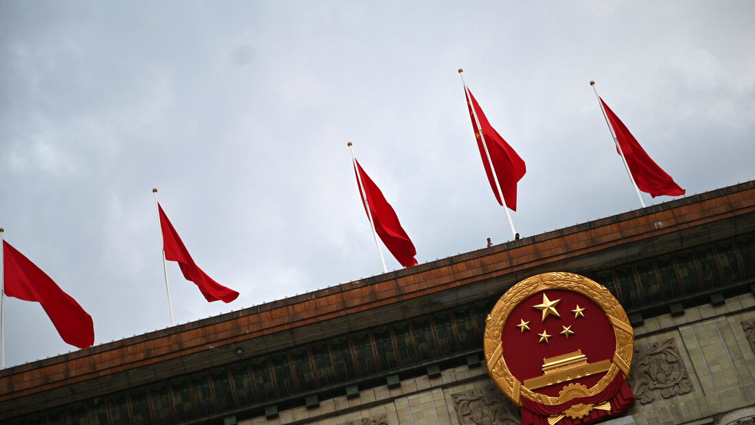 ARCHIV - Das Emblem der Volksrepublik China prangt an der Großen Halle des Volkes. Ein Gericht in Sanhe hat Künstler Gao Zhen zu drei Jahren Haft wegen dessen Mao-Skulpturen verurteilt. Foto: Johannes Neudecker/dpa/Archivbild 20260825143305309.jpg