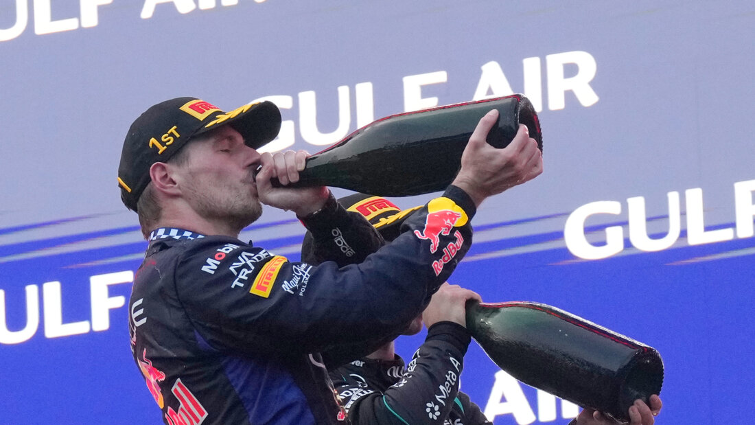 Max Verstappen geniesst nach seinem 72. GP-Sieg, dem ersten seit Dezember 2025, den Schluck aus der Champagner-Flasche 20261004131528553.jpg