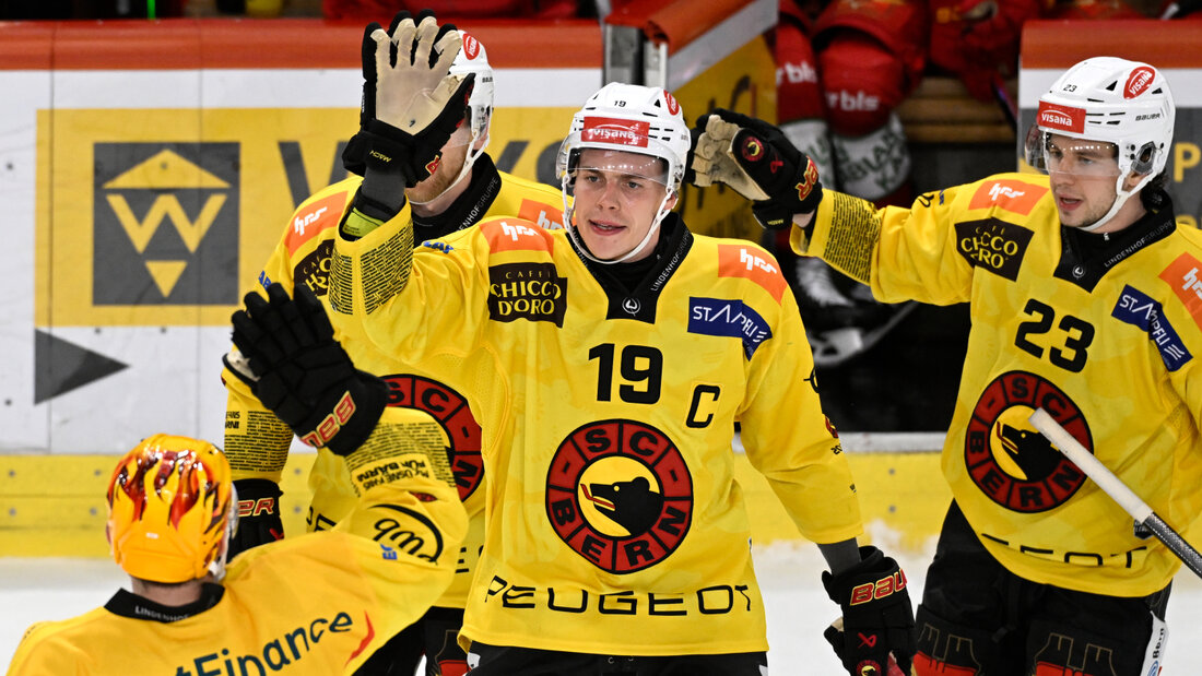 Captain und Torschütze zum alles entscheidenden 3:1: Berns Waltteri Merelä (mitte) jubelt mit seinen Teamkollegen Ian Mitchell (li.) und Marco Lehmann über den vierten Sieg in Serie 20261017221822664.jpg
