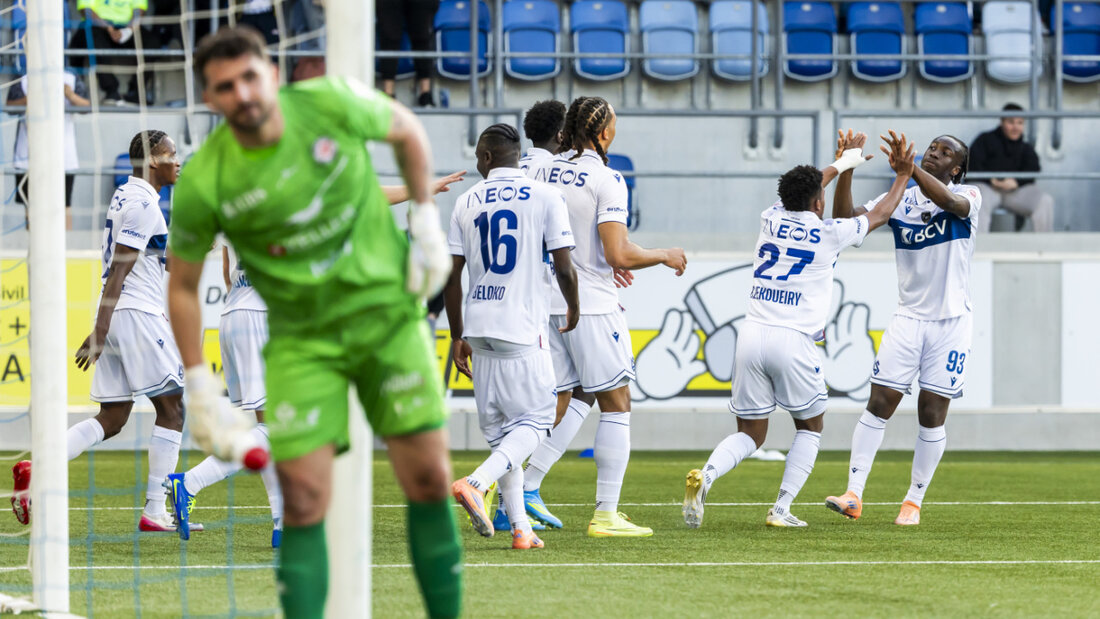 Die Lausanner Spieler freuen sich über das entscheidende 2:1 gegen Winterthur 20260404202632840.jpg