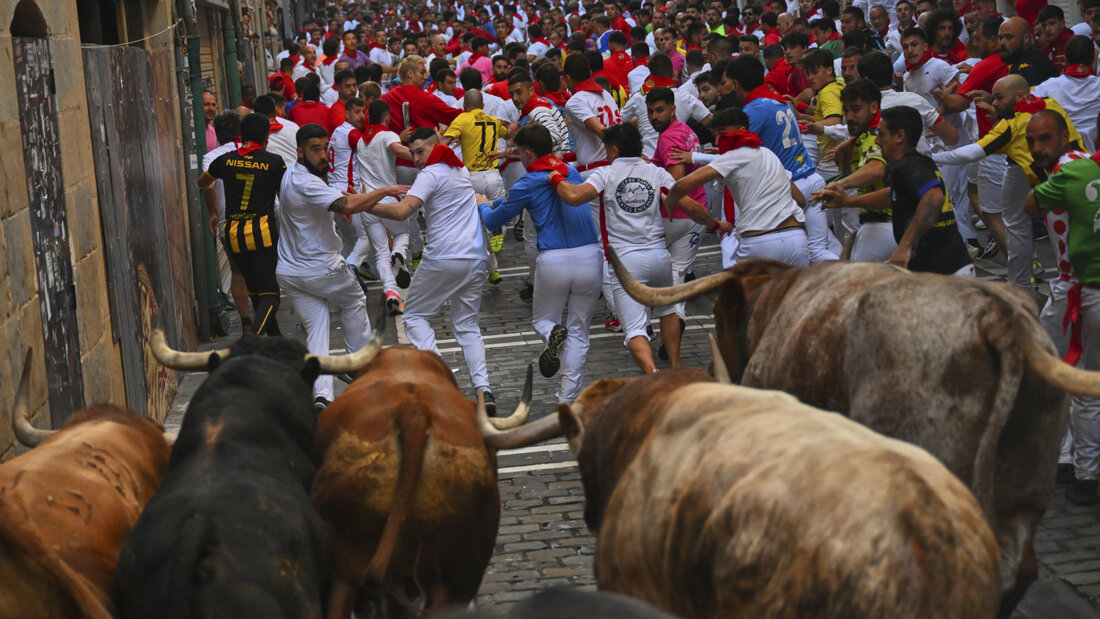 ARCHIV - Teilnehmer treiben die Stiere der Victoriano del RÌo CortÈs Ranch am vierten Tag der SanfermÌn-Festlichkeiten durch die Innenstadt. Foto: Miguel Oses/AP/dpa (Archivbild) 20260705114637644.jpg