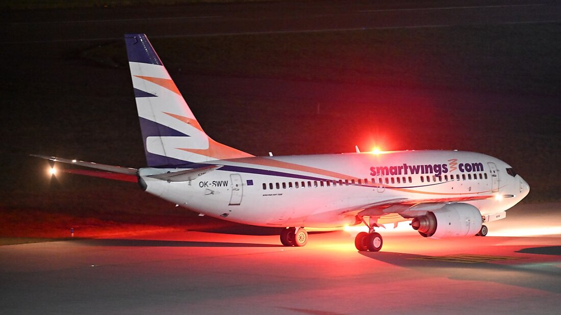 dpatopbilder - Ein Flugzeug landet auf dem Flughafen Leipzig/Halle. Mit der Maschine sind auch ehemalige Ortskräfte deutscher Institutionen aus Afghanistan in Leipzig gelandet. Foto: Hendrik Schmidt/dpa 20250416224459340.jpg