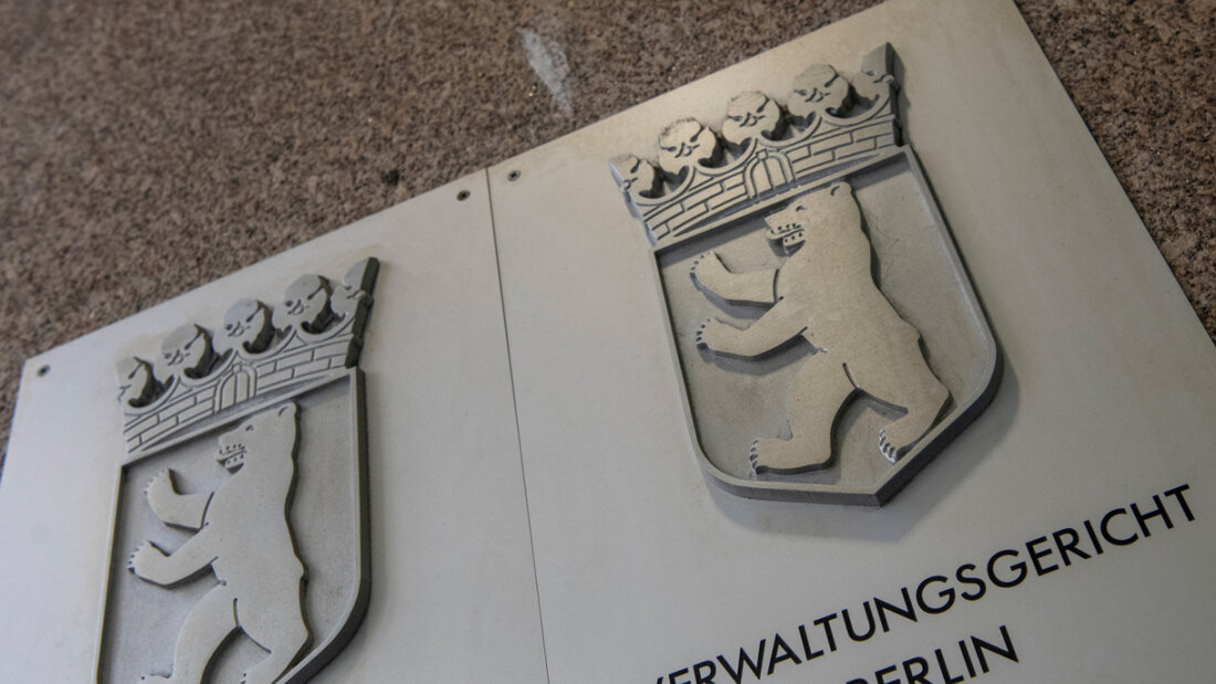 ARCHIV - Ein Hinweisschild weist auf das Verwaltungsgericht Berlin hin. Das Gericht prüft Klagen von Palästinensern in Gaza gegen Waffenlieferungen an Israel. Foto: Paul Zinken/dpa 20251112143013054.jpg