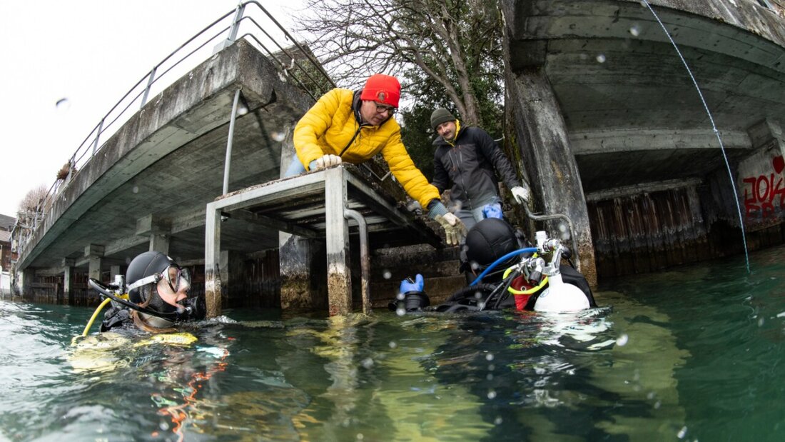 Taucher bringen am Samstag in Gunten Abfall aus dem See an Land. 20251213170025547.jpg
