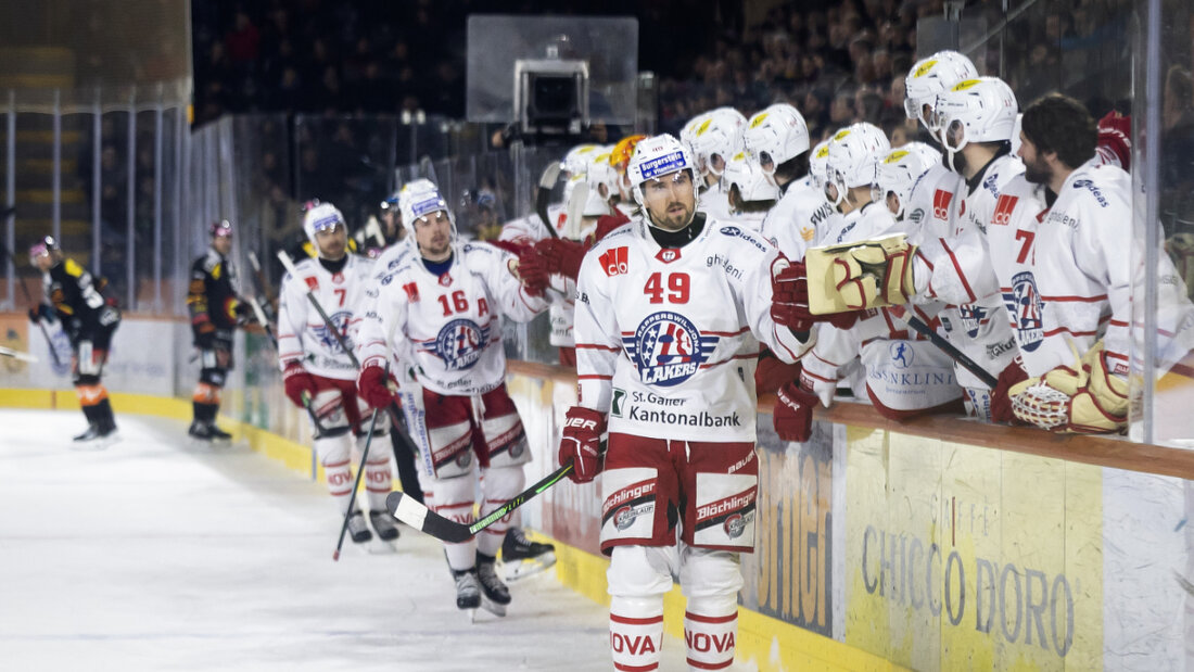 Der Rapperswiler Victor Rask klatscht nach dem 2:1 mit den Mitspielern ab 20260316223113601.jpg