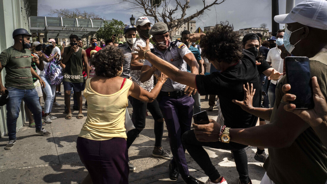 ARCHIV - Die Polizei verhaftet am 11. Juli 2021 einen regierungskritischen Demonstranten während einer Demonstration in Havanna. Foto: Ramon Espinosa/AP/dpa 20260709181726505.jpg