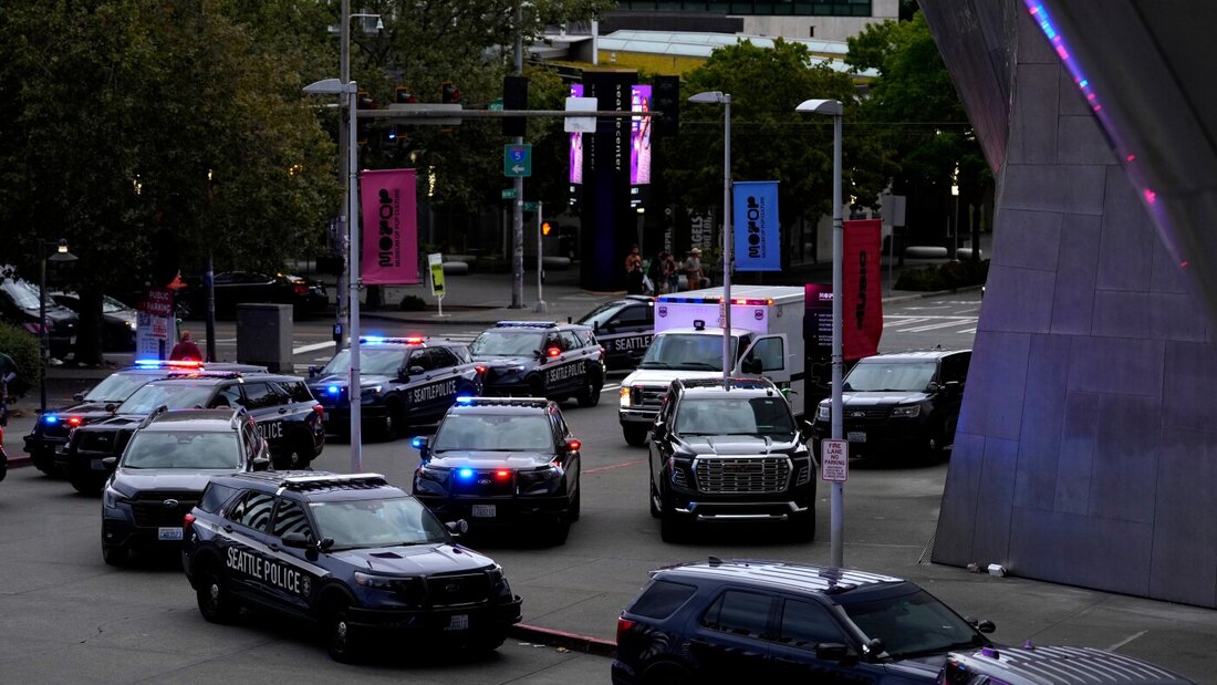 Die Polizei von Seattle rückt zum Seattle Center aus. Foto: Lindsey Wasson/AP/dpa 20260727055629092.jpg