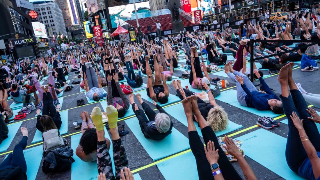 dpatopbilder - Massen-Yoga-Kurs auf dem Times Square. Foto: Adam Gray/AP/dpa 20260621204307971.jpg