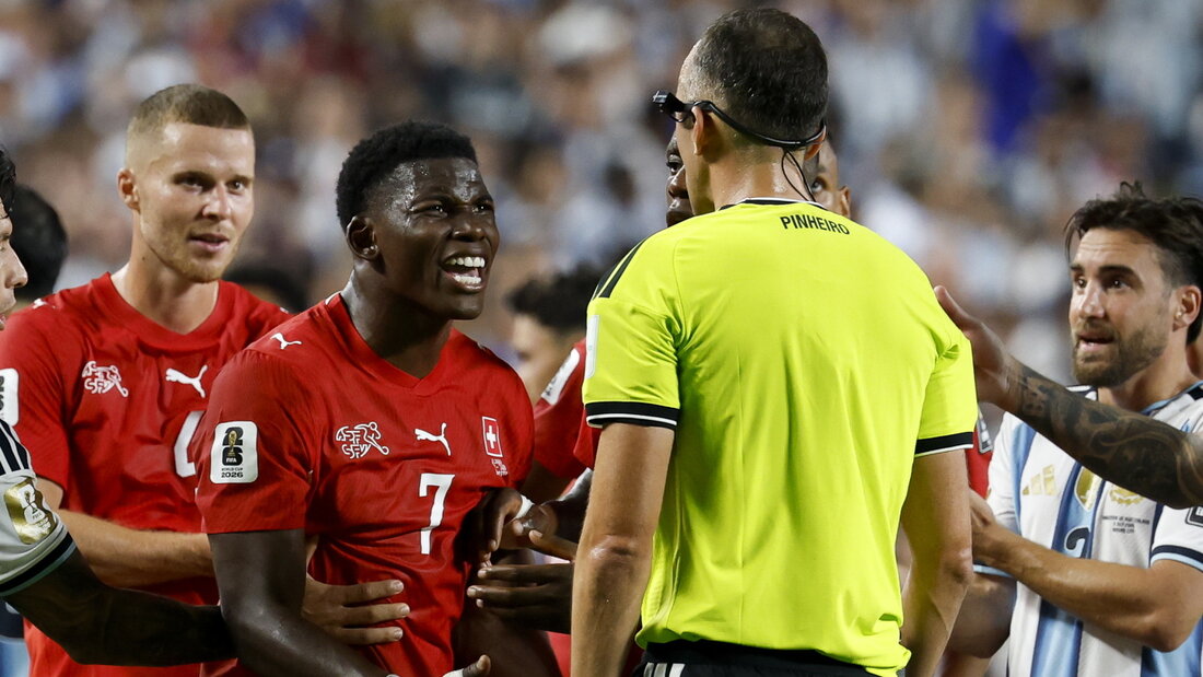 Breel Embolo fleht Schiedsrichter João Pinheiro vergeblich an 20260712124700939.jpg