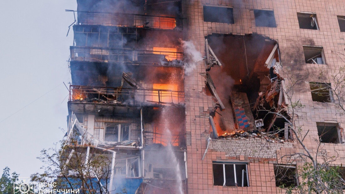 HANDOUT - Ein brennendes Wohnhaus in Kramatorsk. Foto: Uncredited/Ukrainian Emergency Service via AP/dpa/Archivbild - ACHTUNG: Nur zur redaktionellen Verwendung und nur mit vollständiger Nennung des vorstehenden Credits 20260805181517257.jpg