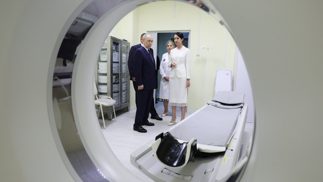 Auf diesem von der staatlichen russischen Nachrichtenagentur Sputnik via AP veröffentlichten Foto besucht der russische Präsident Wladimir Putin (l) das zentrale Bezirkskrankenhaus im Dorf Kitowoj auf der Insel Iturup, der größten der Kurilen-Inseln im russischen Fernen Osten. Foto: Gavriil Grigorov/Pool Sputnik Kremlin/AP/dpa - ACHTUNG: Nur zur redaktionellen Verwendung und nur mit vollständiger Nennung des vorstehenden Credits 20260813094334500.jpg