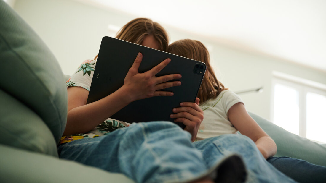 ARCHIV - Zwei Schwestern sitzen auf der Couch und gucken in das Tablet ihrer Eltern. Foto: Annette Riedl/dpa/Symbolbild 20260821172152879.jpg