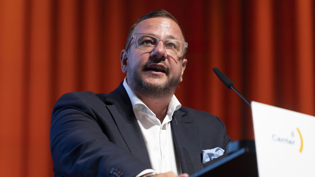 Mitte-Parteipräsident Philipp Matthias Bregy sprach sich an der Delegiertenversammlung vom Samstag für eine starke, mutige und authentische Mitte aus. 20260905111422865.jpg