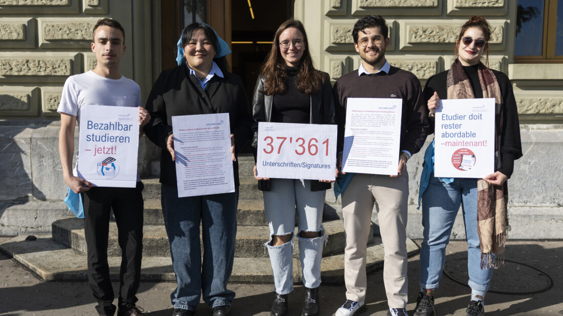 Vor der Kundgebung reichten Vertreterinnen und Vertreter des VSS bei der Bundeskanzlei eine Petition ein. 20251001173051163.jpg