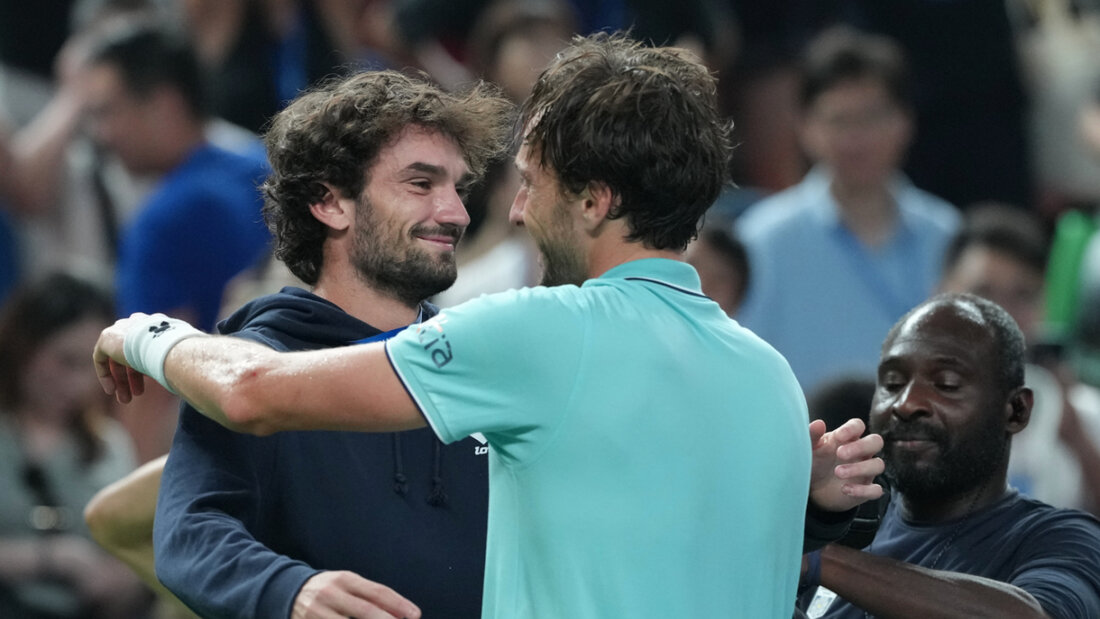 Arthur Rinderknech (rechts) bekommt nach seinem Halbfinal-Sieg eine Umarmung von seinem Cousin und Finalgegner Valentin Vacherot 20251011162454496.jpg