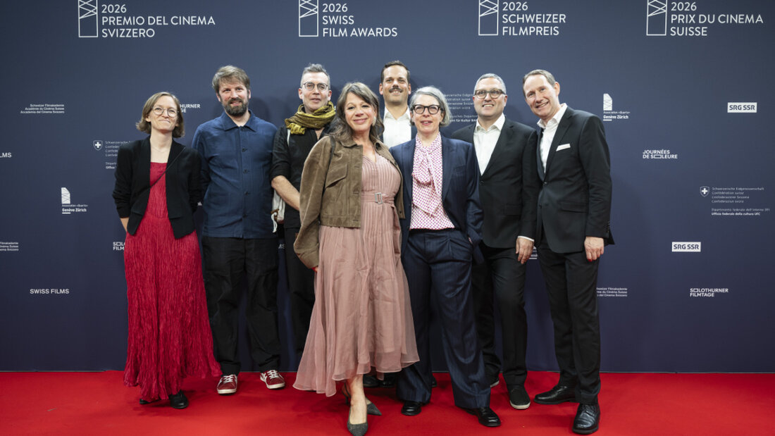 Die Crew des Gewinnerfilmes "Heldin" von Petra Volpe (Mitte rechts, mit Brille) am Freitagabend bei der Preisverleihung im Zürcher Kongresshaus. 20260327194243180.jpg