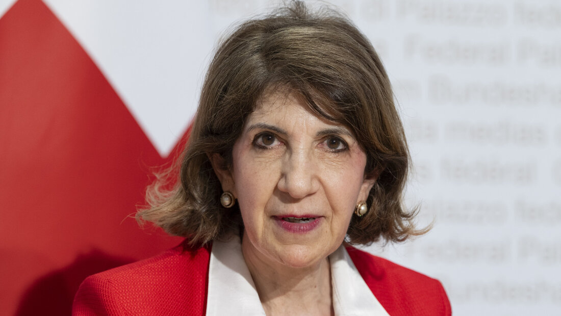 Sie soll den Genfer KI-Gipfel vom nächsten Jahr in die richtigen Bahnen lenken: Fabiola Gianotti, hier an der Medienkonferenz des Bundesrats vom Mittwoch. 20260812162441816.jpg