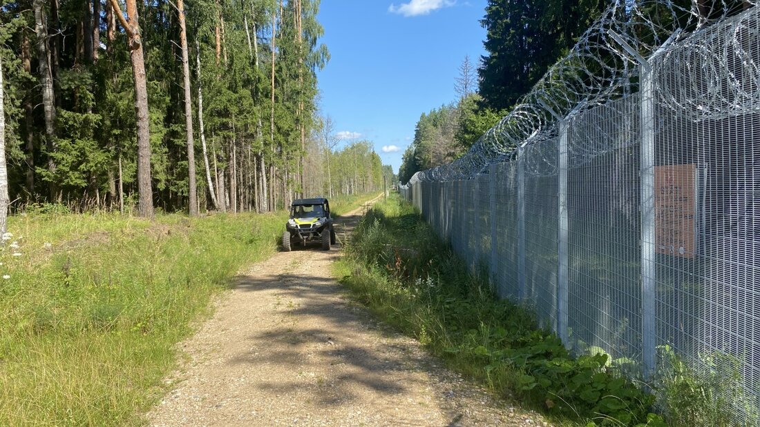 ARCHIV - Lettische Grenzschützer patrouillieren mit einem Fahrzeug entlang der Grenze zu Belarus. Foto: Alexander Welscher/dpa 20260821122147489.jpg